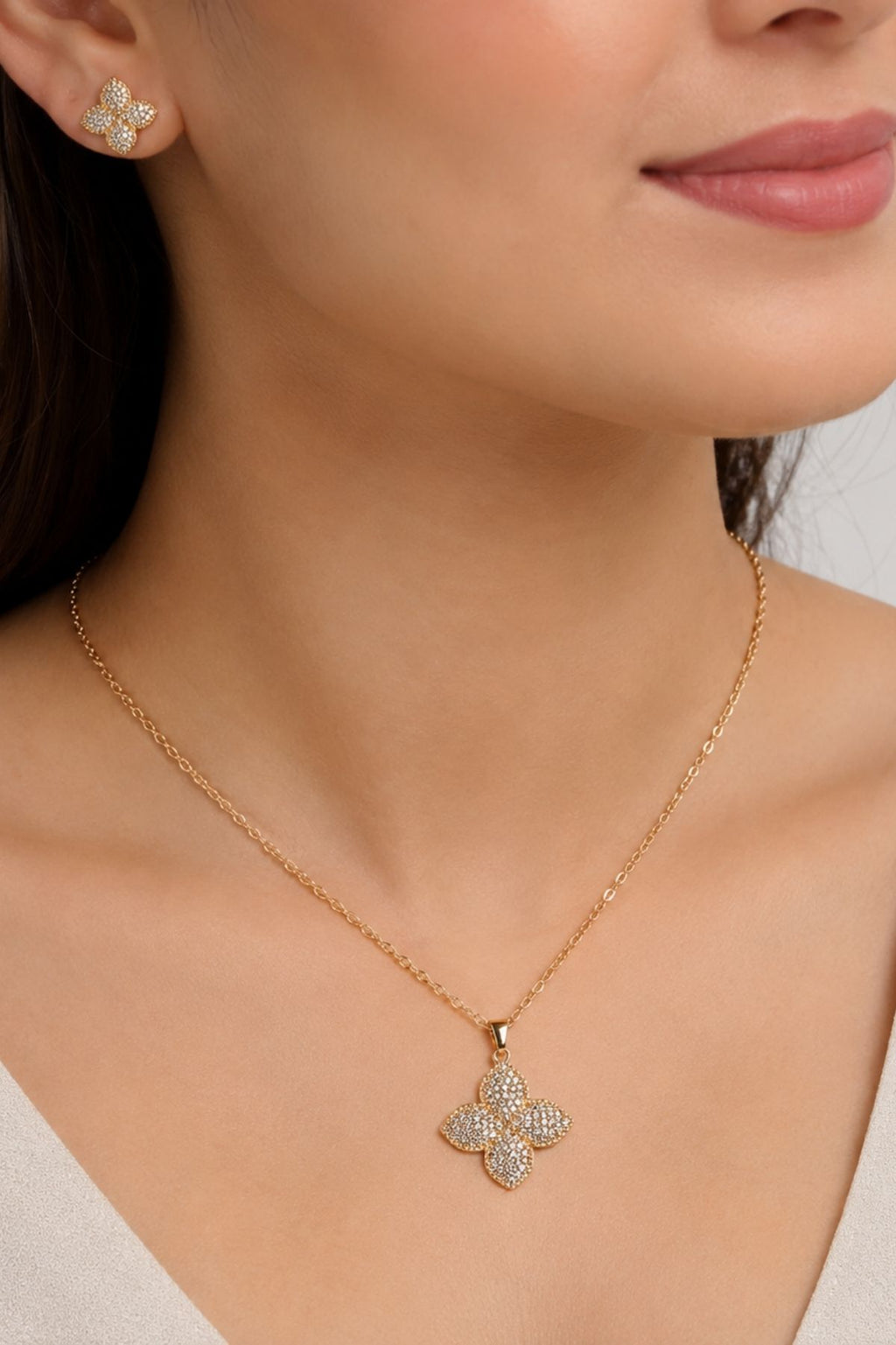 Clover Shaped Crystal Embellished Pendant Set