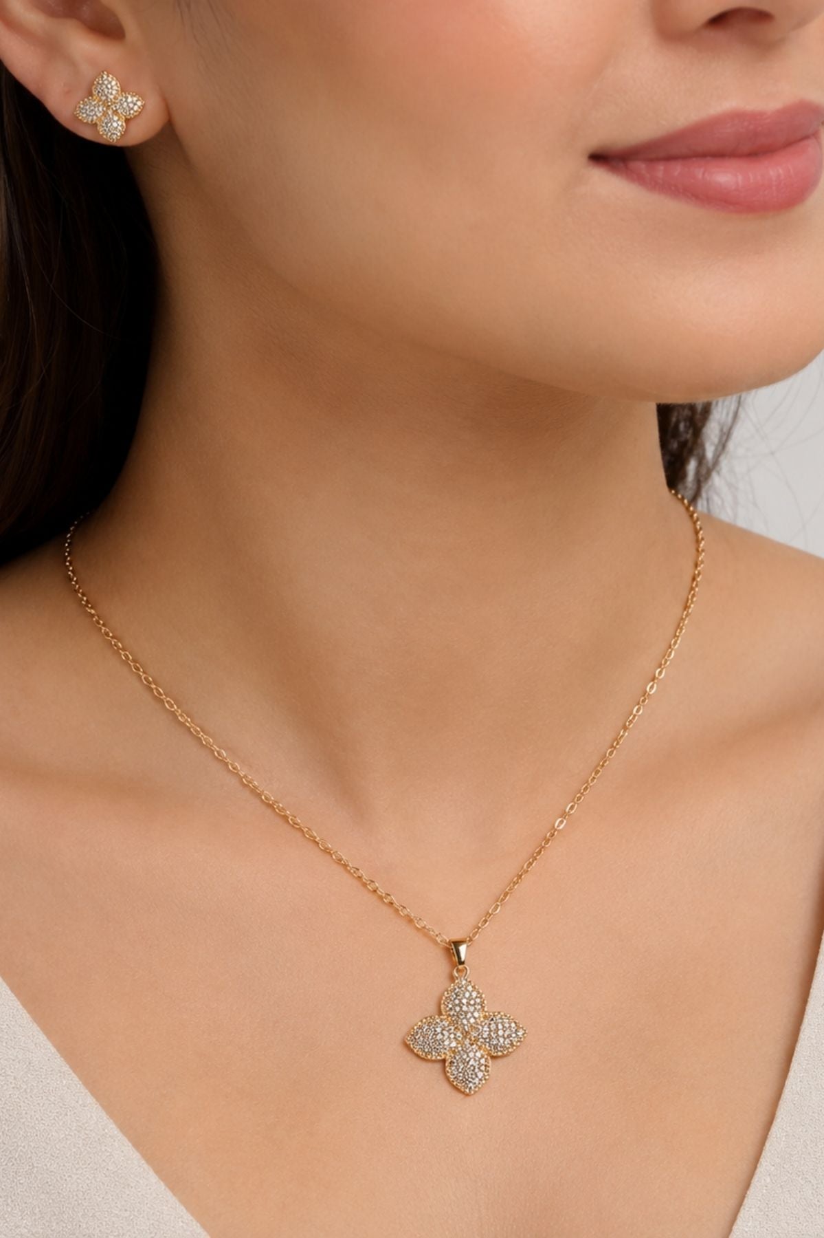 Clover Shaped Crystal Embellished Pendant Set